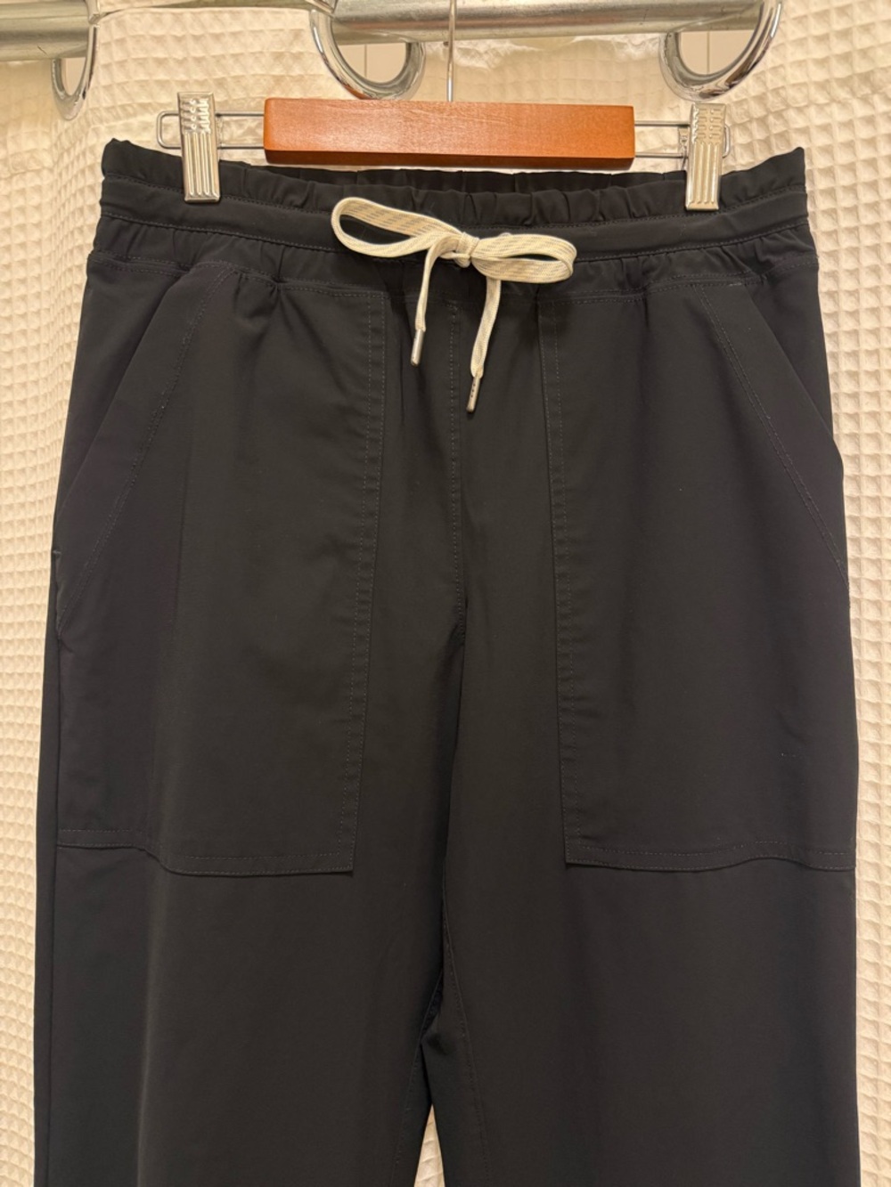 Vuori Black Drawstring Joggers with Contrast White Tie - size XS - Picture 2 of 9